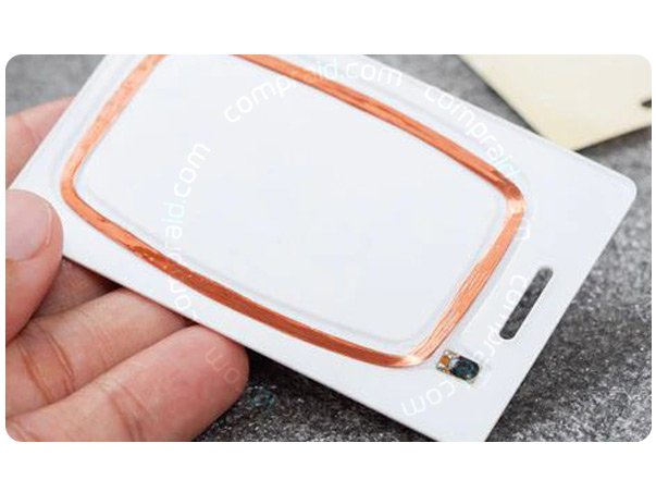 La tarjeta de proximidad contiene una antena y un chip de radio frecuencia RFID