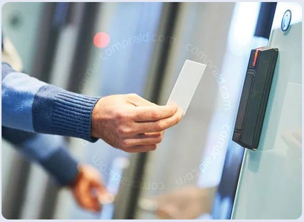 Empleado acerca la tarjeta de proximidad mifare 1K al lector para poder abrir la puerta